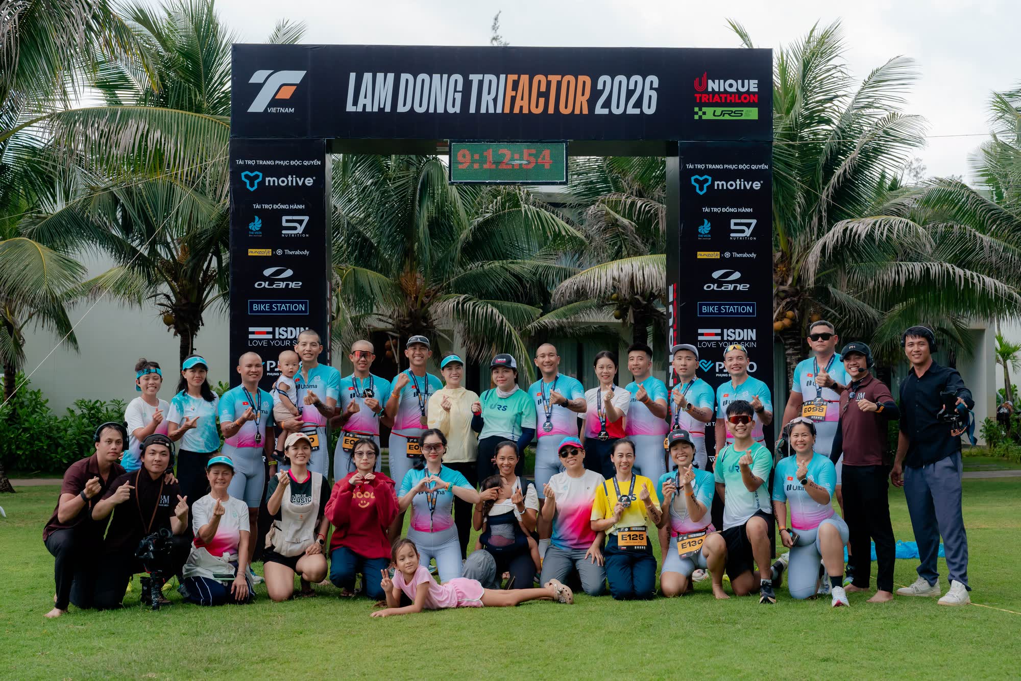 Đoàn vận động viên Mentor Camp chụp ảnh chung tại vạch đích một giải ba môn phối hợp